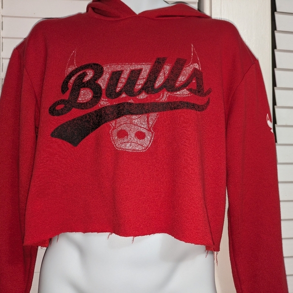 NBA Women's Red cropped long sleeve Chicago Bulls cropped hoodie. EUC. SIZE M - Picture 4 of 8